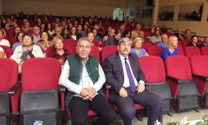 Burhaniyede İzmirli Amatörlerin Müzikli Oyunu İlgi Gördü