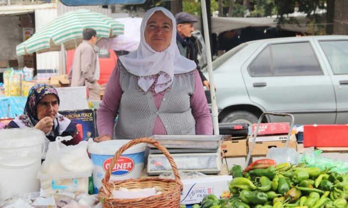 Organik Ürünleri Satarak Geçimini Sağlıyor