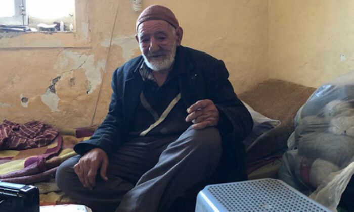 30 yıldır sokakta örgü örerek hayatını sürdürmeye çalışıyor