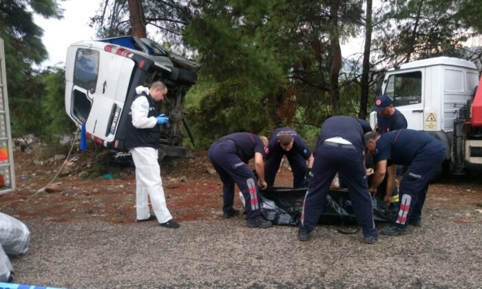 Kemerde Minibüs Devrildi: 3 Turist Öldü