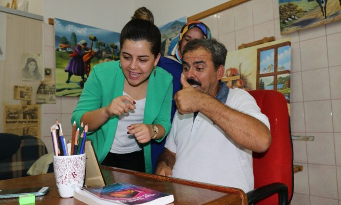 İşitme Engelli Ressamın Müşteri Temsilcisi Çilesi