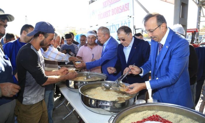 Belediye Başkanı Seçen, Aşure Dağıttı