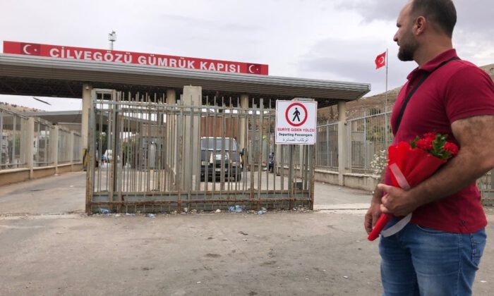 Üç Yıldır Görmediği Ailesini Elinde Çiçekle Bekliyor