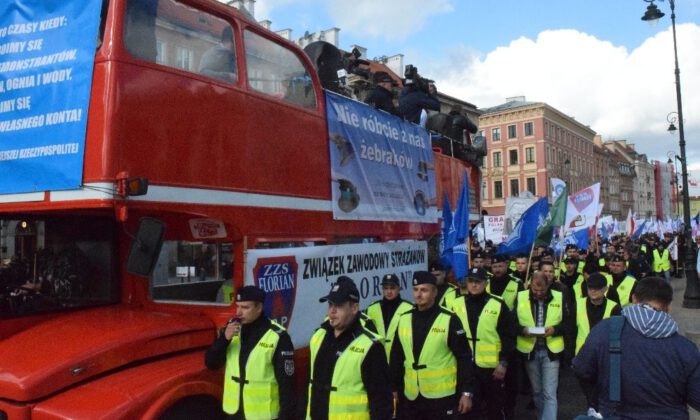 Polonyada “Üniformalı Memurlar” Hükümeti Protesto Etti