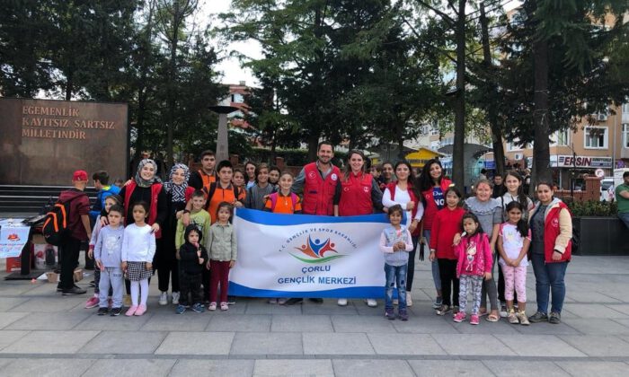 Çorlu Gençlik Merkezi Çocuklarla Meydanlara Çıktı