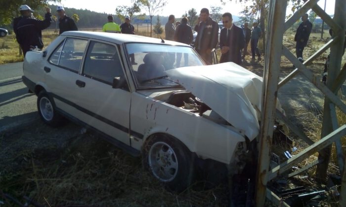 Otomobil Elektrik Direğine Çarptı: 3 Yaralı