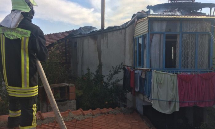 Denizlide Bir Evin Çatı Katında Yangın Çıktı