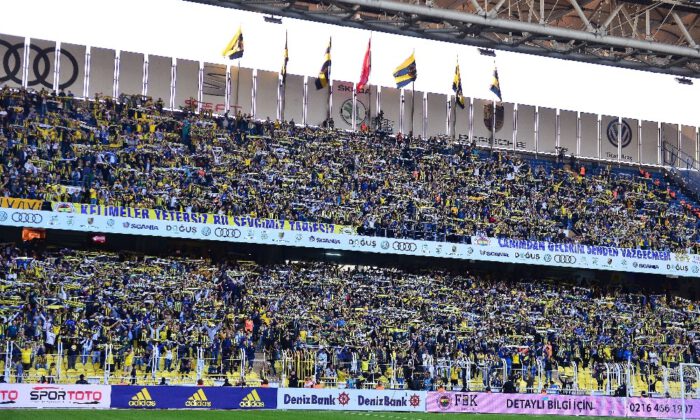 Tribünlerde Ersun Yanal Tezahüratı