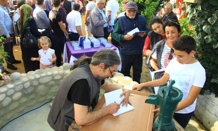 Atılgan Kitabını Kuyuda İmzaladı