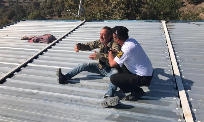 Üzerine Benzin Döküp Kendisini Yakmaya Kalkıştı