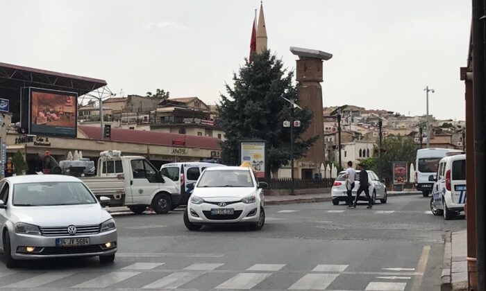Meyve Suyu İçmek İçin Aracını Yol Ortasına Park Eden Sürücü Gözaltına Alındı