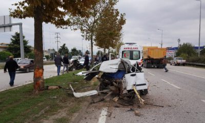 Otomobil Paramparça Oldu: 1 Ölü, 1 Yaralı