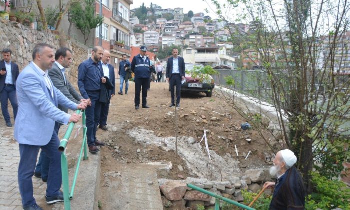 İzmit Belediyesinin Mahalle Gezileri Devam Ediyor