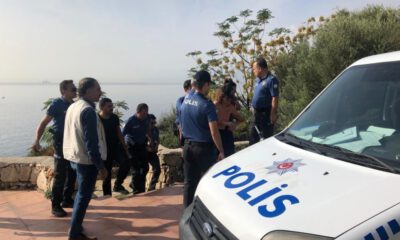 Otomobiliyle Falezlere Gelip Eşine Fotoğraf Attı