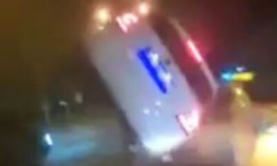 Trafik Işıklarındaki Kaza Anı Cep Telefonu Kamerasına Yansıdı
