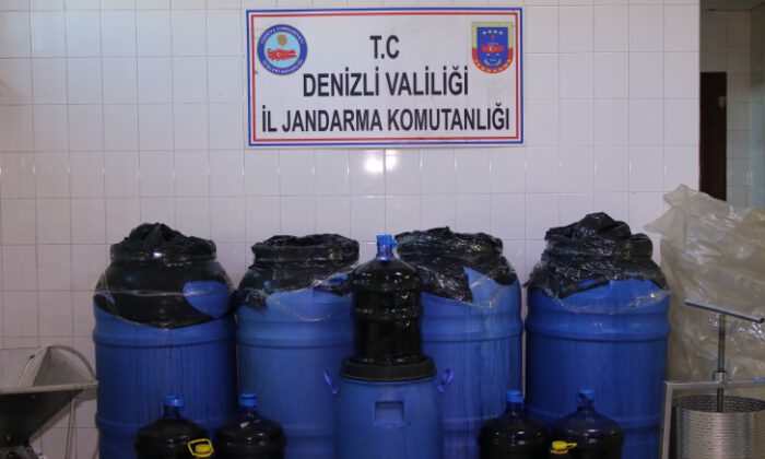 Jandarma bin 100 litre kaçak şarap ele geçirdi