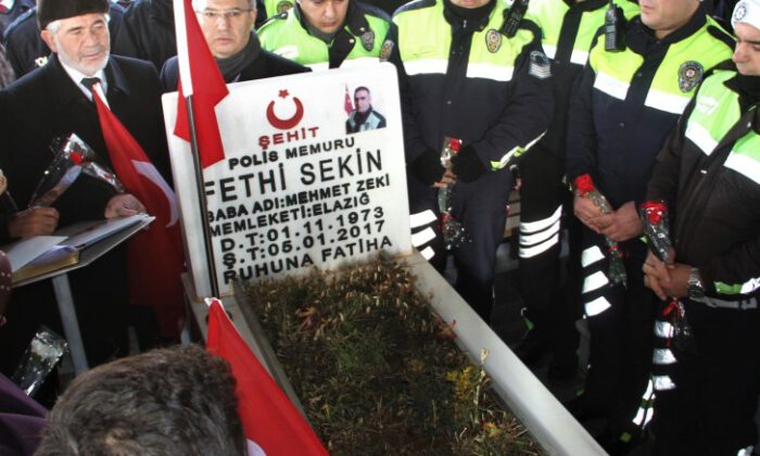 Fethi Sekin, kabri başında anıldı