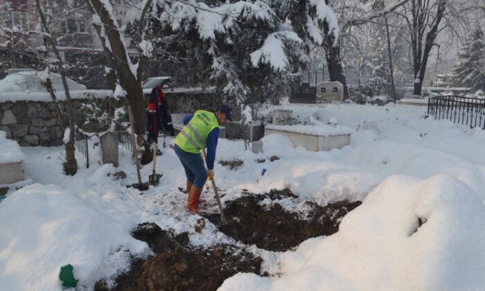 Her Gün Saatlerce Mezar Kazıyorlar