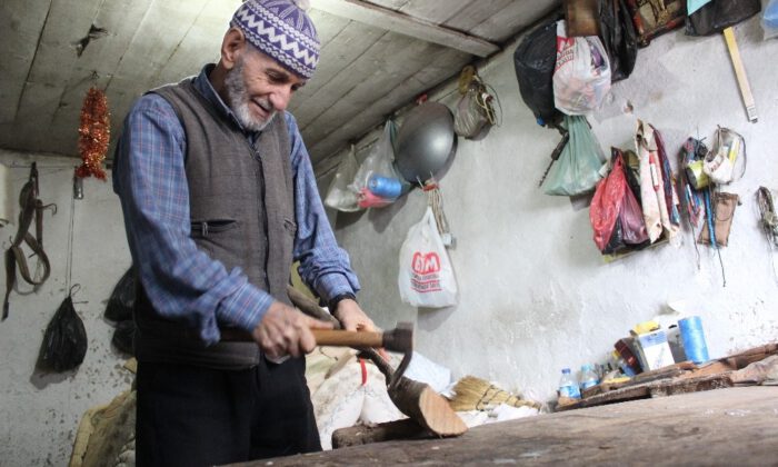 Son Ustanın Yaptığı Semerler Piyasada Eşek Olmadığı İçin Elinde Kaldı