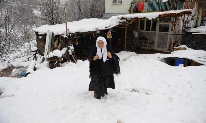 85 Yaşında…okuma Öğrenmek İçin Kar Kış Demiyor Her Gün 2 Kilometre Yürüyor