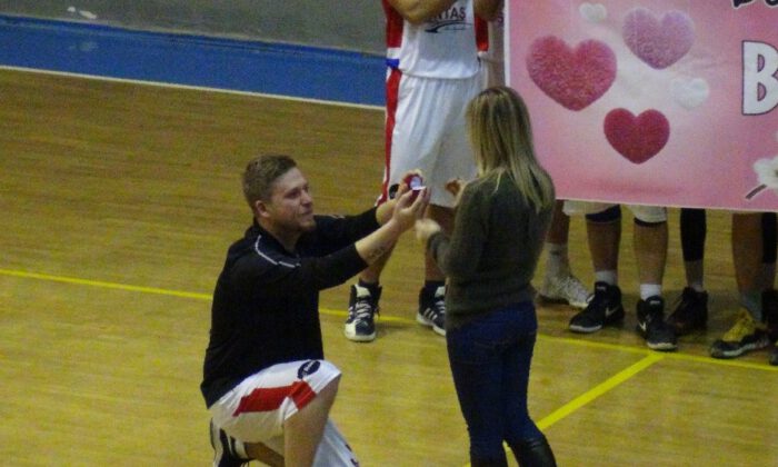 Basketbol Maçında Sürpriz Evlilik Teklifi