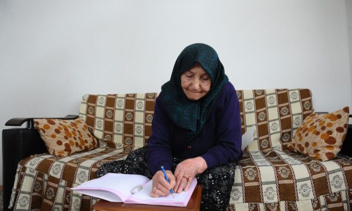 88 Yaşındaki Kadının Okuma-Yazma Öğrenme Azmi