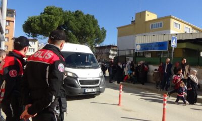 Okul Servislerini Tek Tek Durdurup ‘Çocukları Serviste Unutmayın Uyarısını Yaptılar
