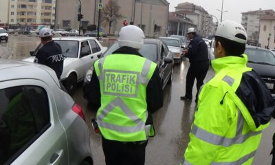 Önce Uyardılar, Sonra Çikolata İkram Ettiler