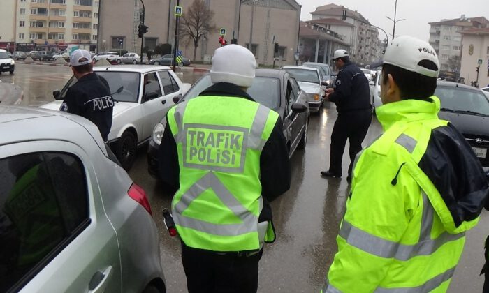 Önce Uyardılar, Sonra Çikolata İkram Ettiler