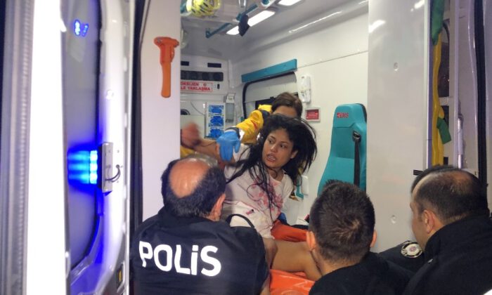 Karnına Sapladığı Bıçakla Hastaneye Götürüldü