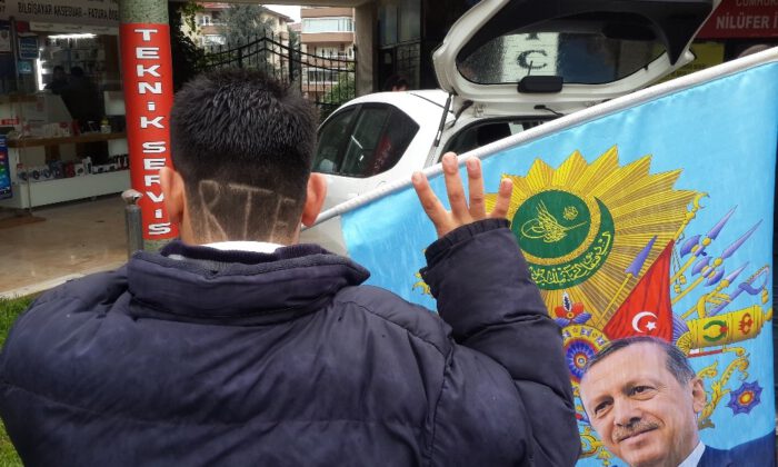 Kafasına RTE Kazıttı