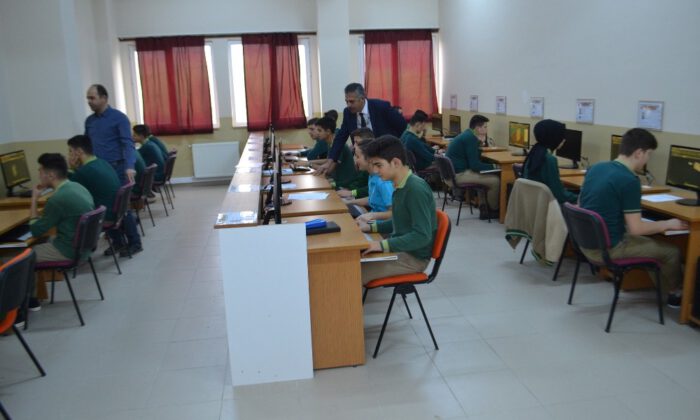 (Özel Haber) Okulda Ahşap Oyuncak İmal Ediyorlar