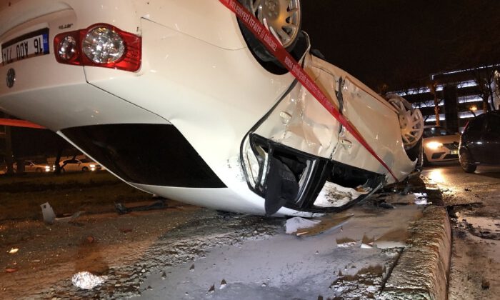 Takla Atan Araç Diğer Araca Çarparak Durabildi: 4 Yaralı