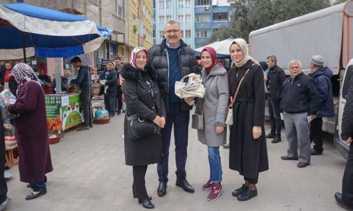 Mobil Başkan Pazaryerinde Bez Torba Dağıttı