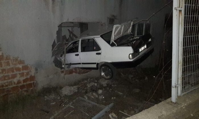 Otomobil Eve Girdi: 2 Yaralı