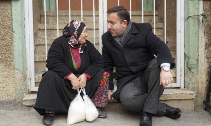 Başkan Cömez Kolları Sıvadı…AK Parti’den Ücretsiz Süt Dağıtımı
