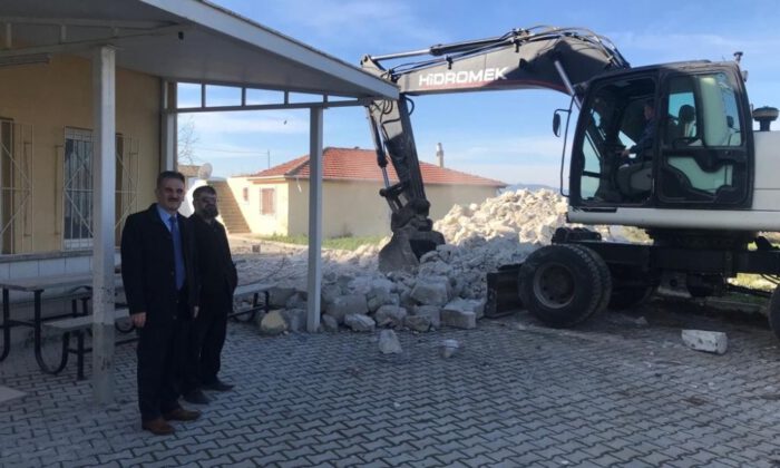 Demirleri Çürüyen Caminin Minaresi Yıkıldı