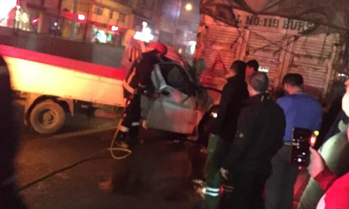 Bursada Kamyonetle Kamyon Çarpıştı