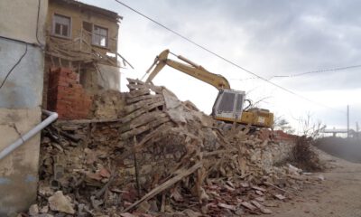 Köylerde Metruk Binalar Tek Tek Yıkılıyor