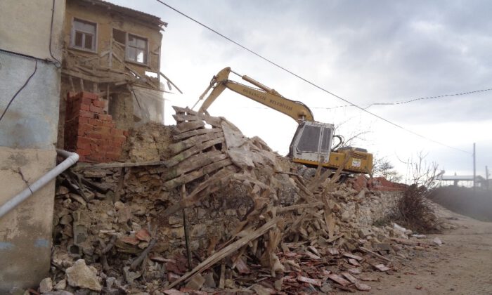Köylerde Metruk Binalar Tek Tek Yıkılıyor