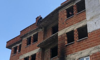 Karısı Terk Edince Çatıya Çıktı Polis Zorlukla Aşağı İndirdi