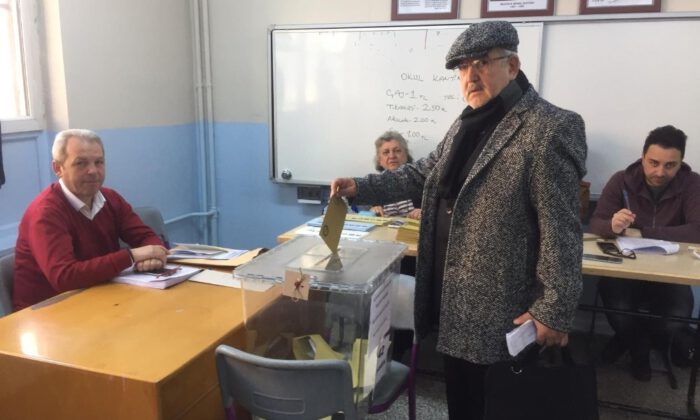 Bursalılar Oy Kullanmaya Başladı