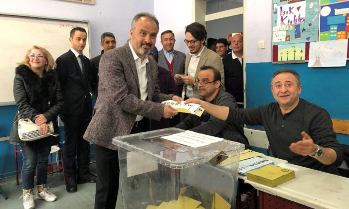 Bursa Büyükşehir Belediye Başkan Adayı Alinur Aktaş Oyunu Kullandı