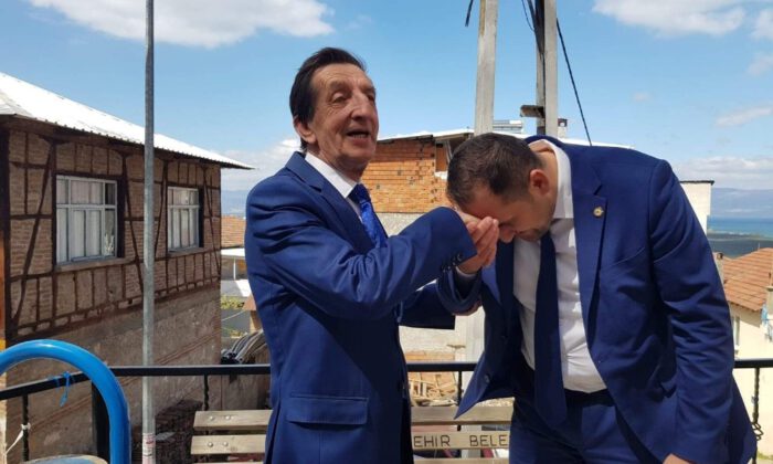Birbirlerine Rakip Olunca 3 Aydır Konuşmayan Baba Oğul Sandık Gelince Barıştı
