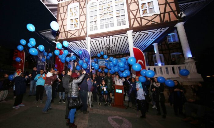 Bursa Otizm İçin Mavi Işık Yaktı