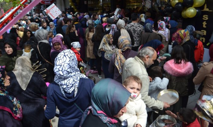 Açılışta Birbirlerini Ezdiler