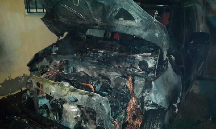 Yanan Otomobile Mahalle Sakinleri Hortumla Müdahale Etti