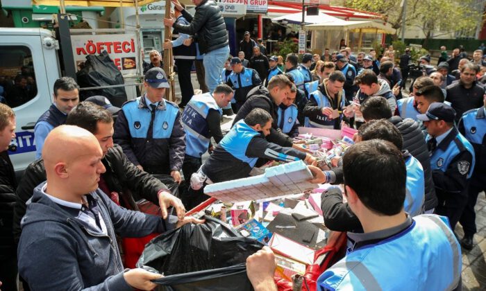 Bursa’da Zabıtadan Seyyar Satıcılara Operasyon