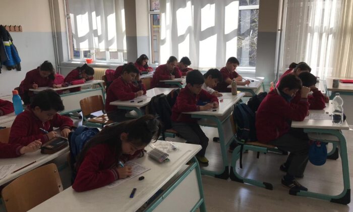 Bu İmtihanda Ne Öğretmen Ne Gözetmen Var…