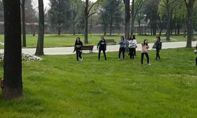 Parkta Sincap Gören Gençlerin Şaşkınlığı Kamerada